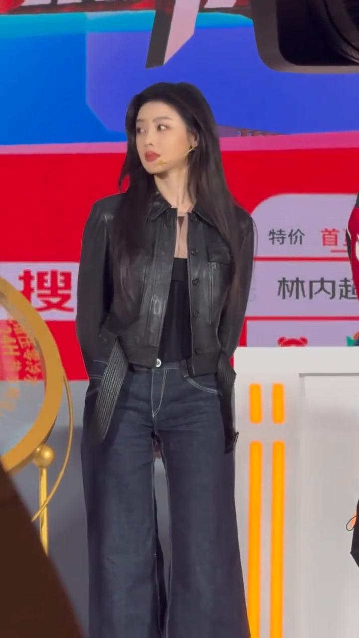 让今天的这一场巅峰赛更加会热烈，最后就邀请到全场所有的好朋友们一起用你们最大的声