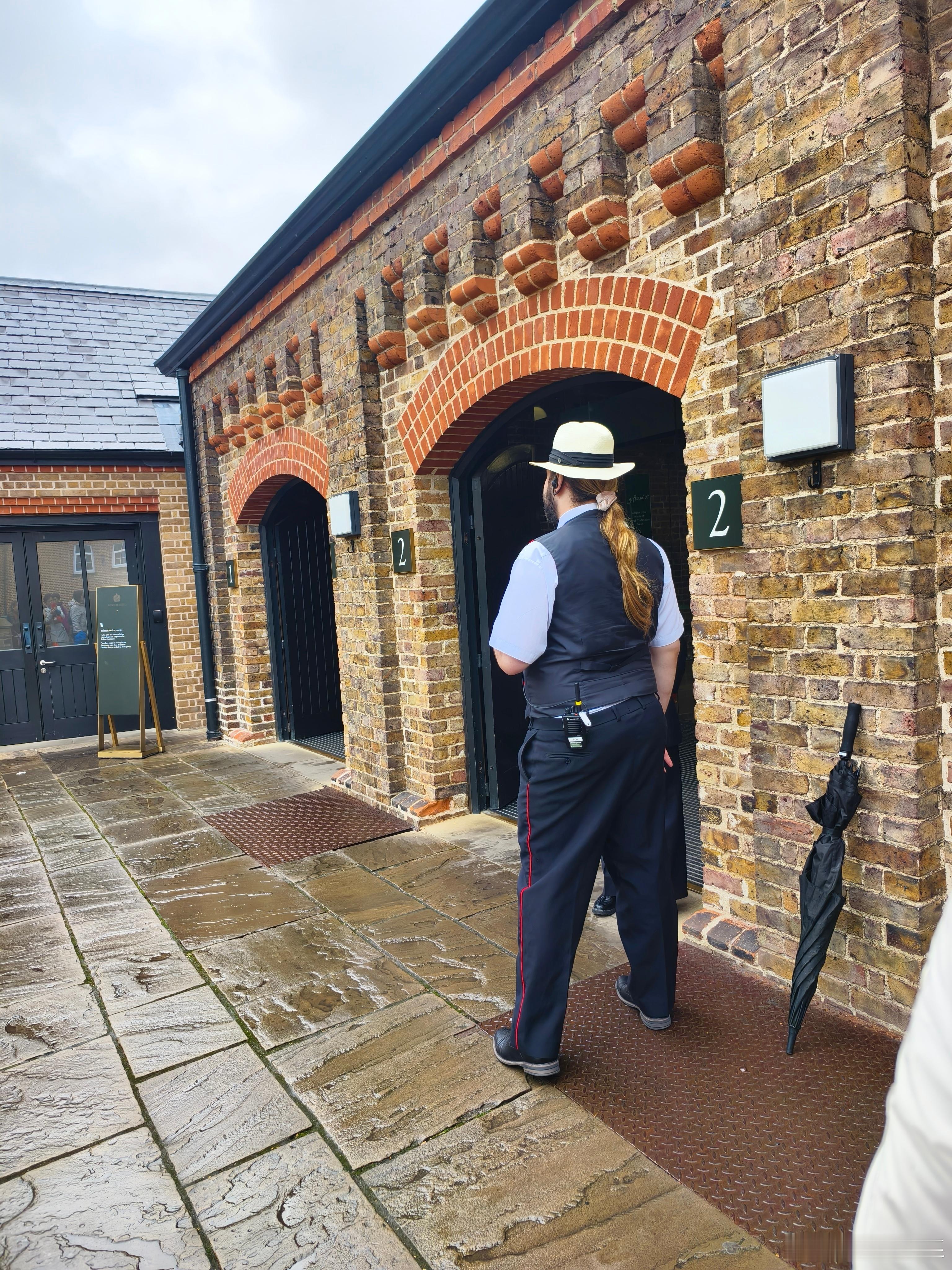 6月英爱 伦敦，排着长长的欢伍进温莎城堡。 英国·温莎城堡