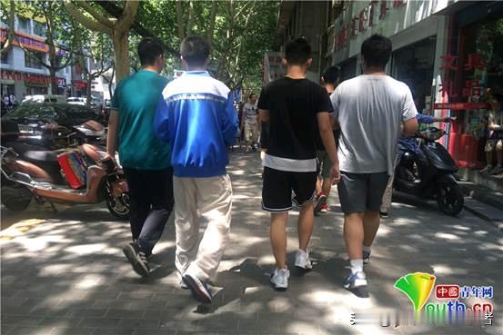 昨晚接孩子回家，在楼下偶遇了他儿时的玩伴军军。我下意识招呼了一声：“军军，过来爷