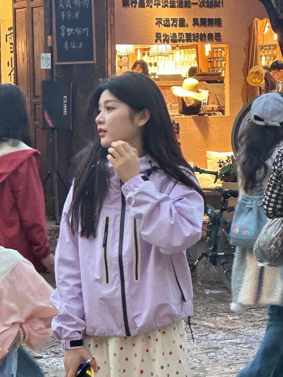 今天被一位小姐姐在路边抓拍了夸漂亮 过来传我晚上还喊我们一起拼饭奇遇记[月亮]#