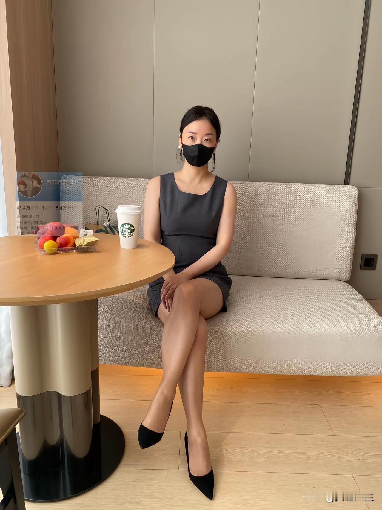 九月微风悄悄带来一丝秋意。
偷得半日闲暇，寻一处窗边咖啡馆。抬眼是流云漫卷长空，