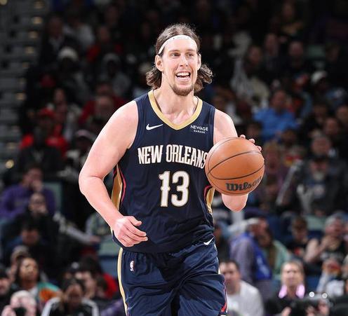 有知情人透露，NBA勇士有意签约凯利·奥利尼克

这个球员上赛季是在圣安东尼奥马
