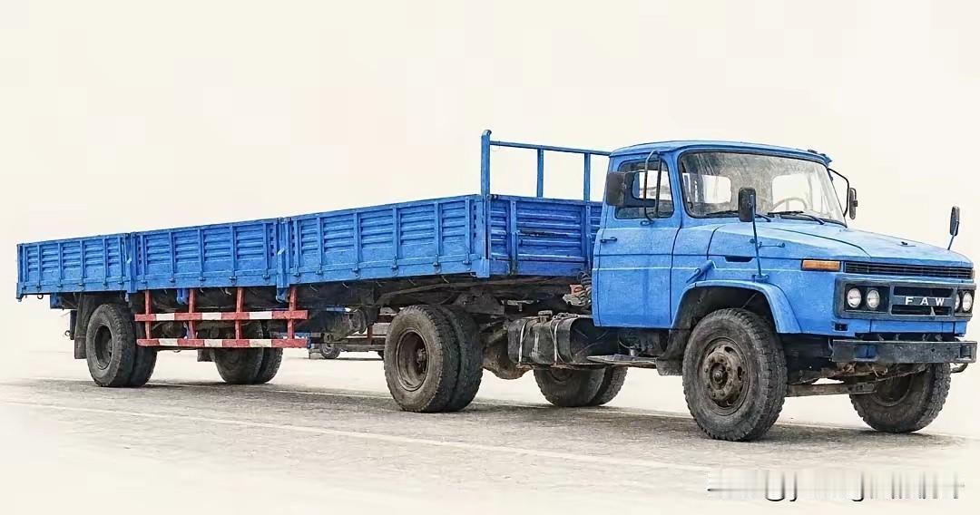 网友手绘的九十年代的经典货运神车——东风140、解放141长头卡车。当年这两款卡