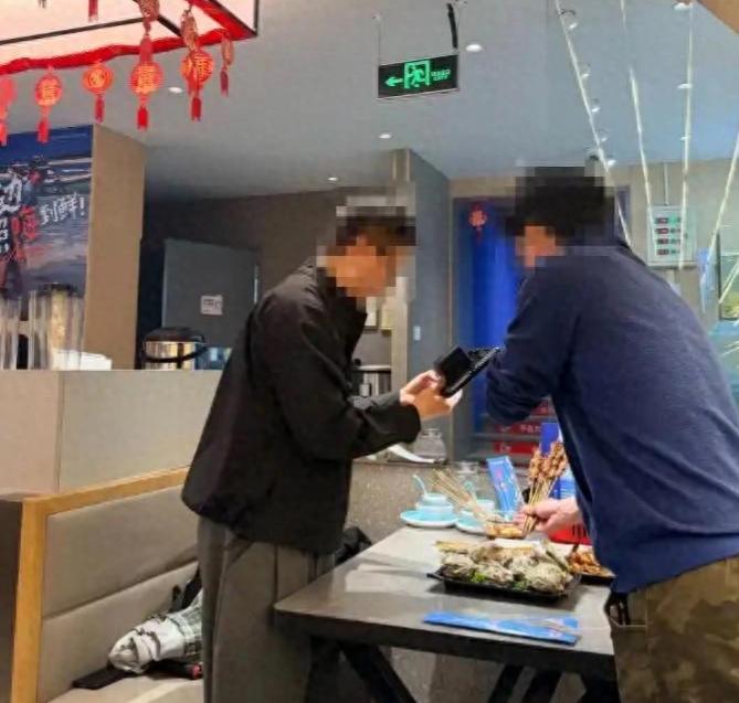 2026年4月，有记者在多家餐饮门店走访时，发现了一种普遍存在的探店潜规则。
