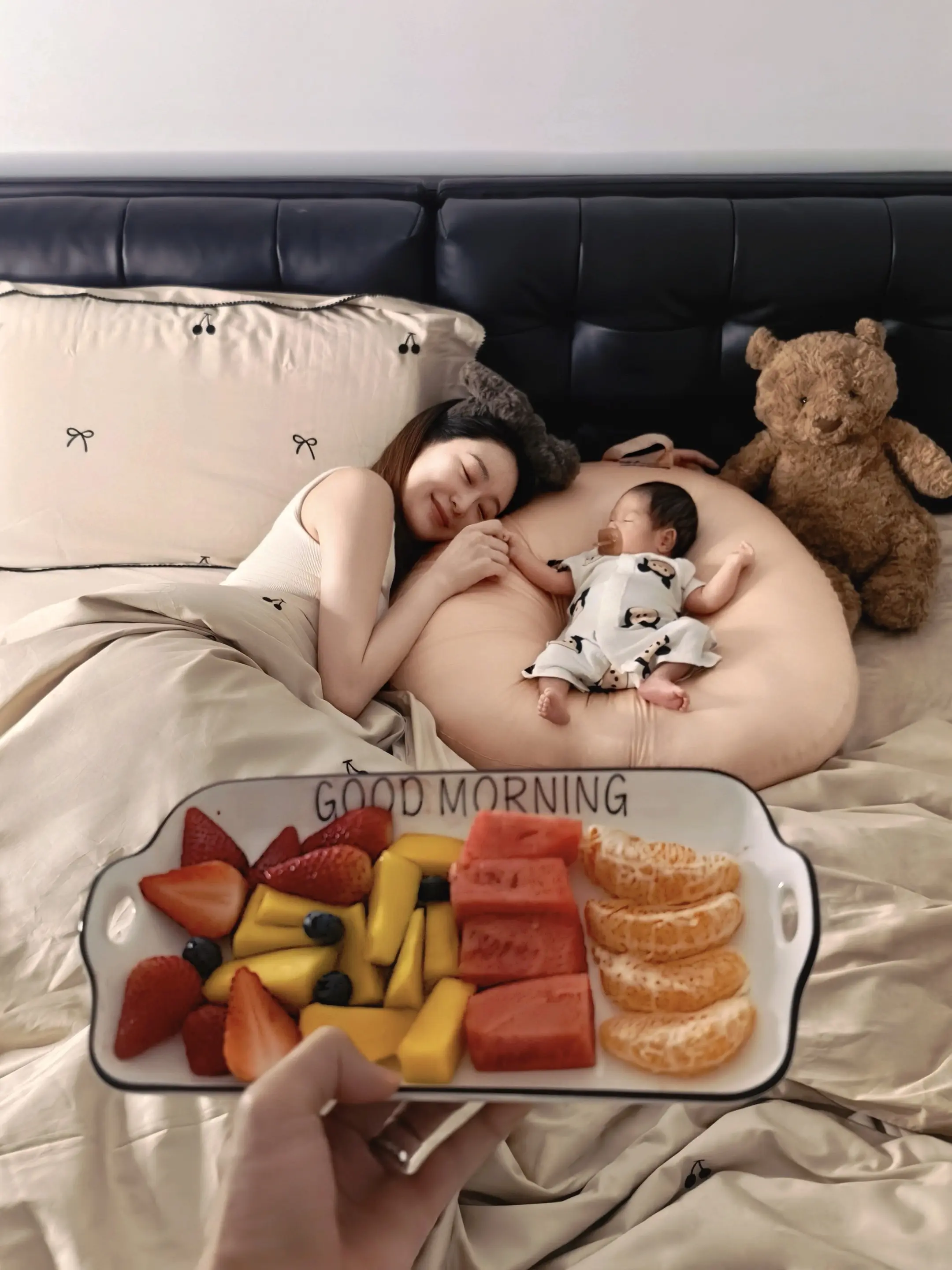 他爸说 服啦！一个要吃水果🍉一个要喝奶🍼