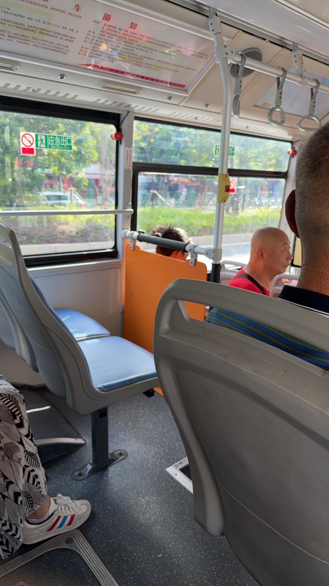 公交车上有老弱病残孕及抱婴者专属座椅💺，如果说你坐在这个座椅上，那肯定要让座。