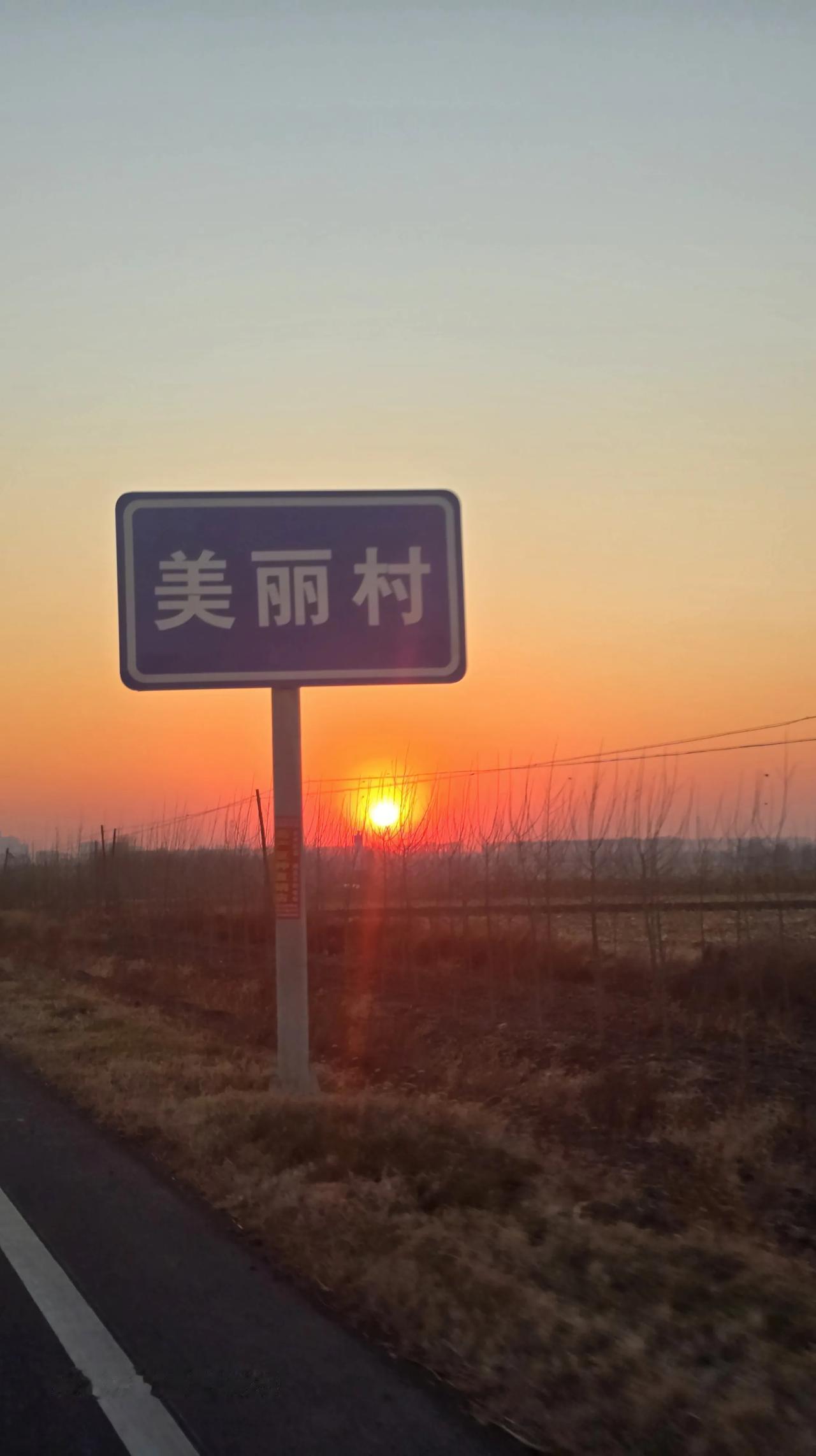 纵有重担压肩头，莫将愁绪锁心楼。
人间烟火虽多苦，且向清风借自由。
汗洒山河筑梦