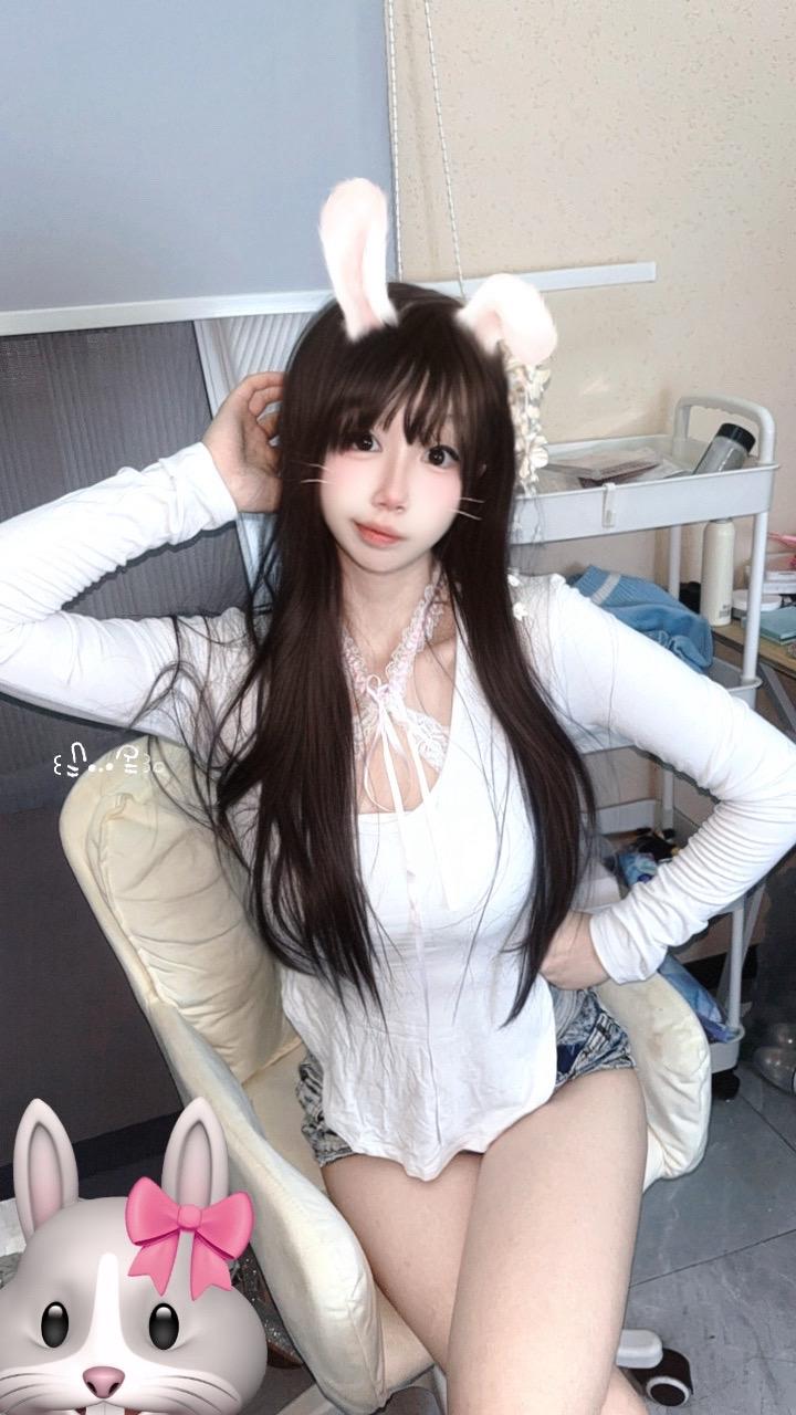 嘴巴张开我想弹点烟灰。