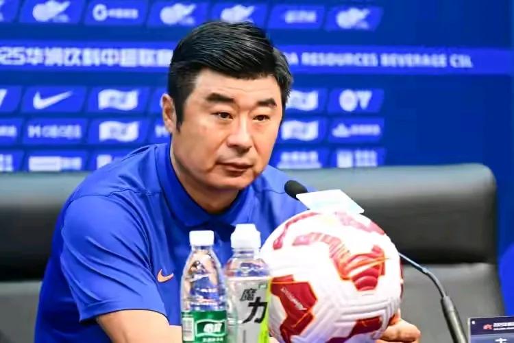 三镇客场打完浙江后，8月份开始整个球队就不正常，最后十三轮一胜两平十负，不是瞎猫