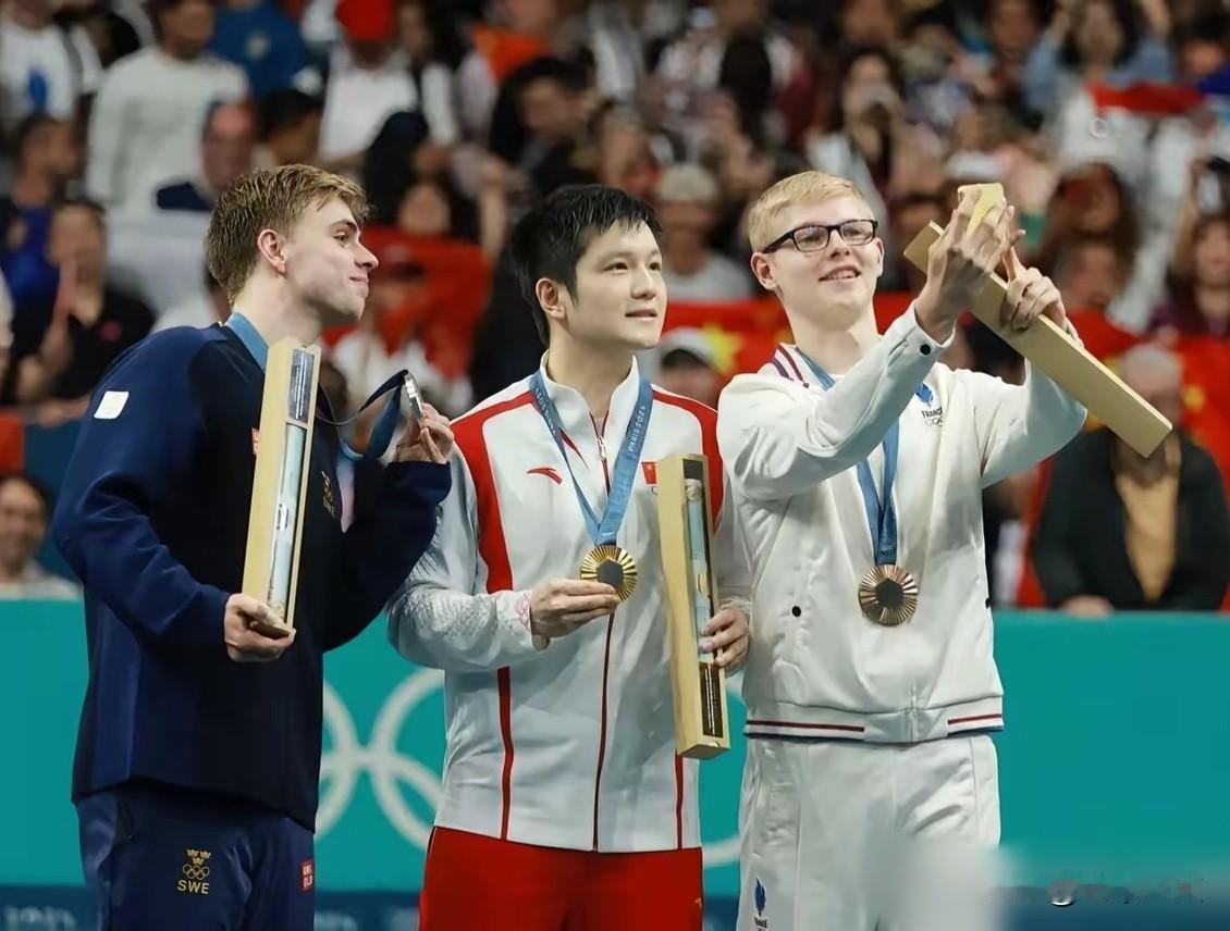 友情不因奖牌的颜色不同而有所生分，“咚咚”和他赛场上的对手，此时太和谐、太温馨了