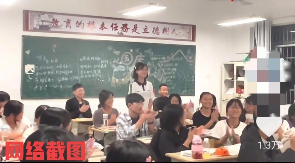 安徽安庆有女生成绩特别优秀。

此时女生的月考成绩全年级第一，真正被众人称呼为学