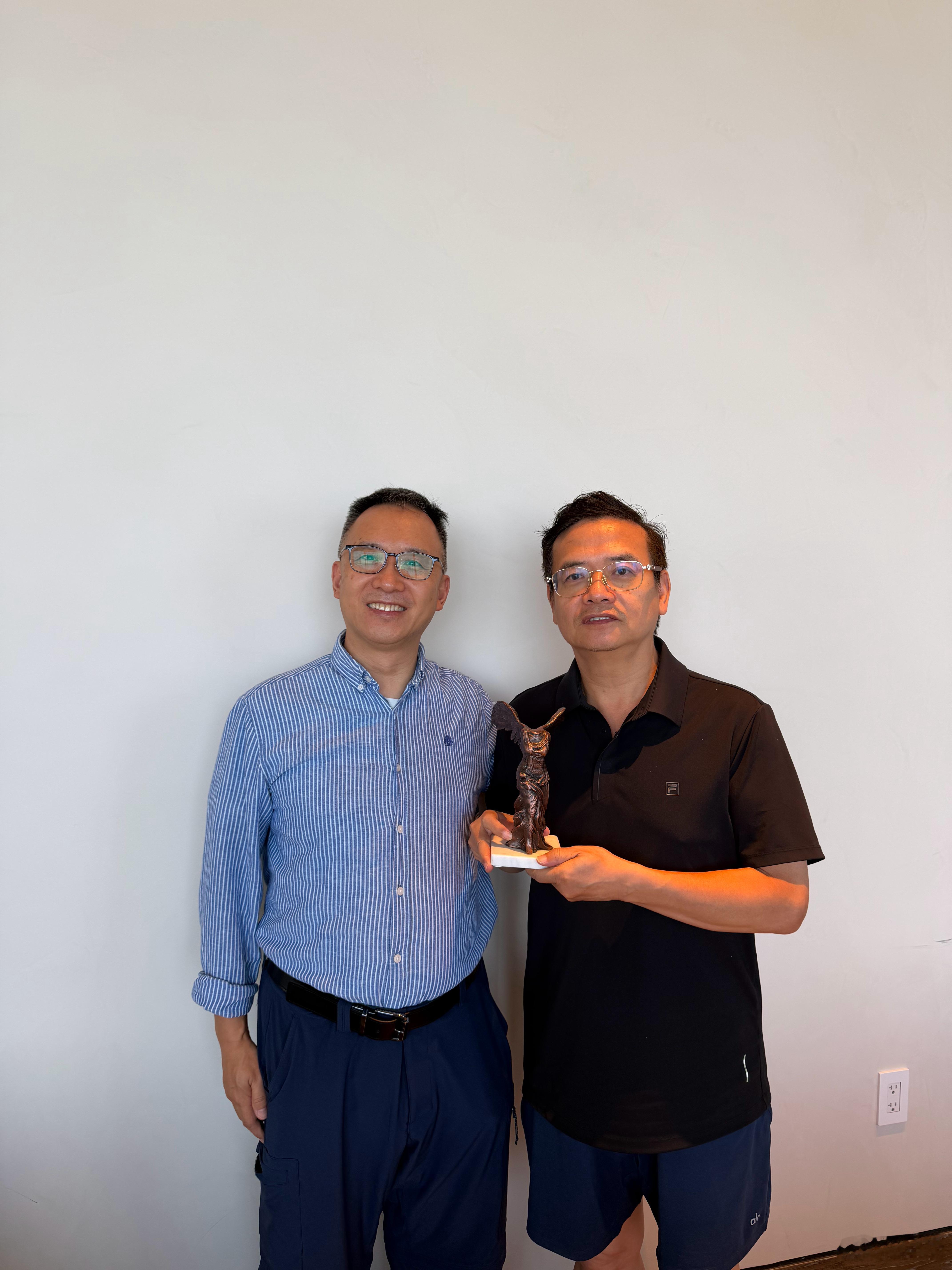 Chuck Li专程来访，赠予我一尊胜利女神雕塑。友人借此寄寓美好期许，盼我的投