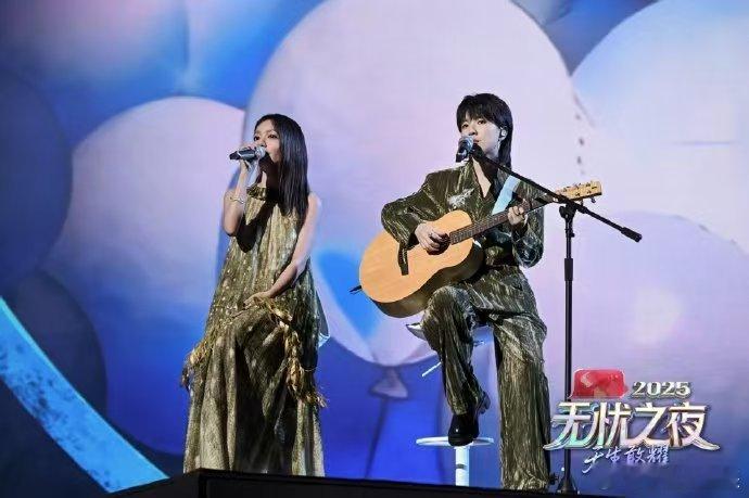 房东的猫日暮里舞台氛围感 三亚海风都变柔了！无忧之夜房东的猫唱《日暮里》，落日荧