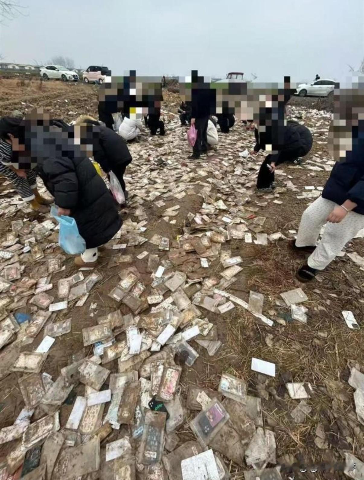 河南永城突现大量全新手机壳 市民扎堆“捡漏”引法律争议

近日，河南省商丘永城市