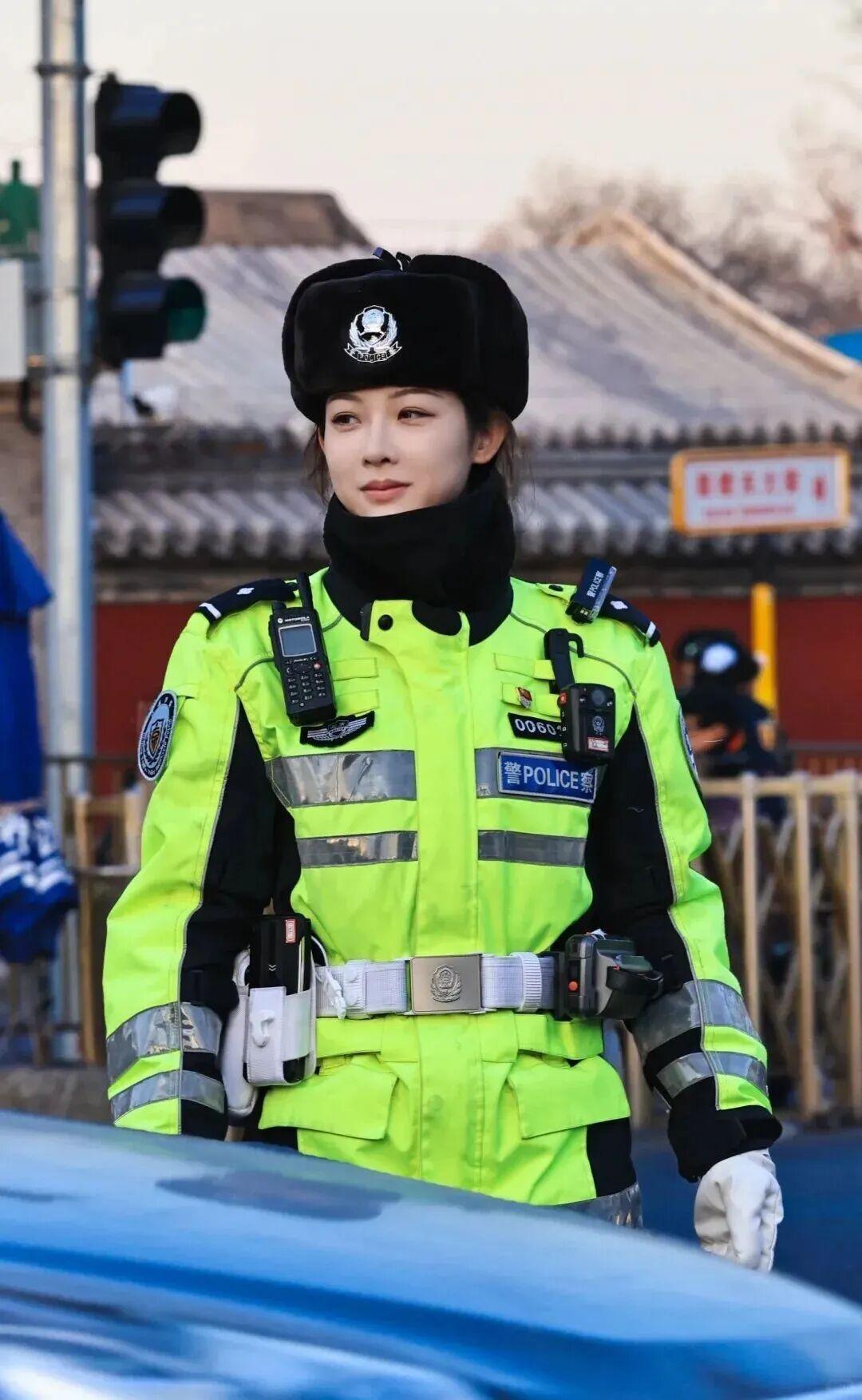 张钰是北京市公安局公安交通管理局西城交通支队西四大队女子铁骑队员，26岁，因鼓楼
