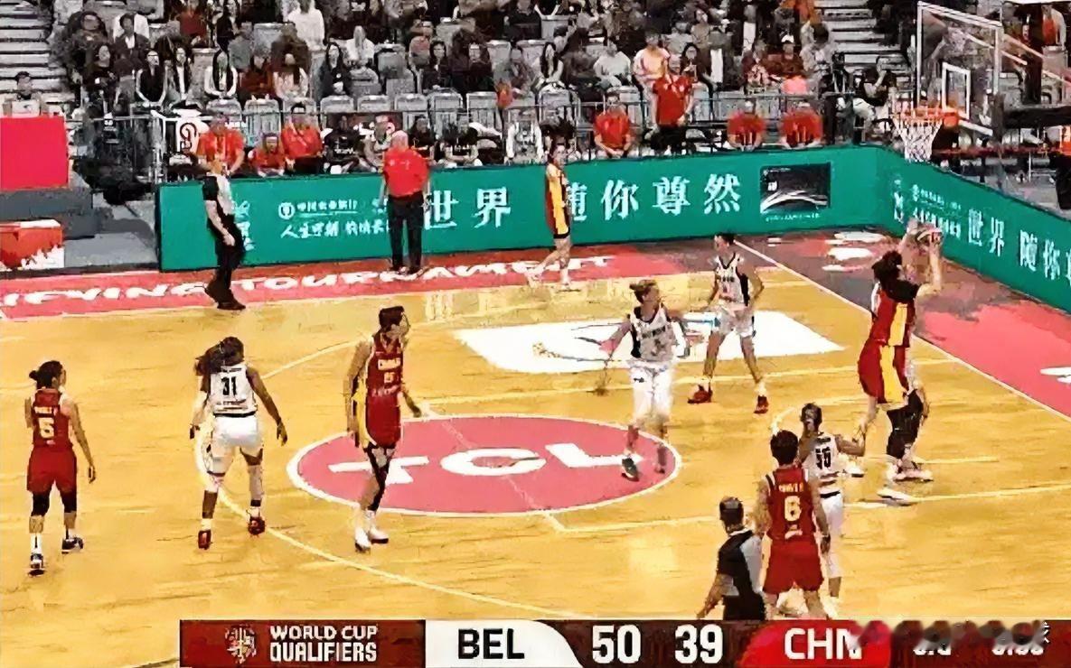 中国女篮中锋张子宇真是降维打击啊！在今日中国女篮对阵比利时女篮第三节比赛中，张子