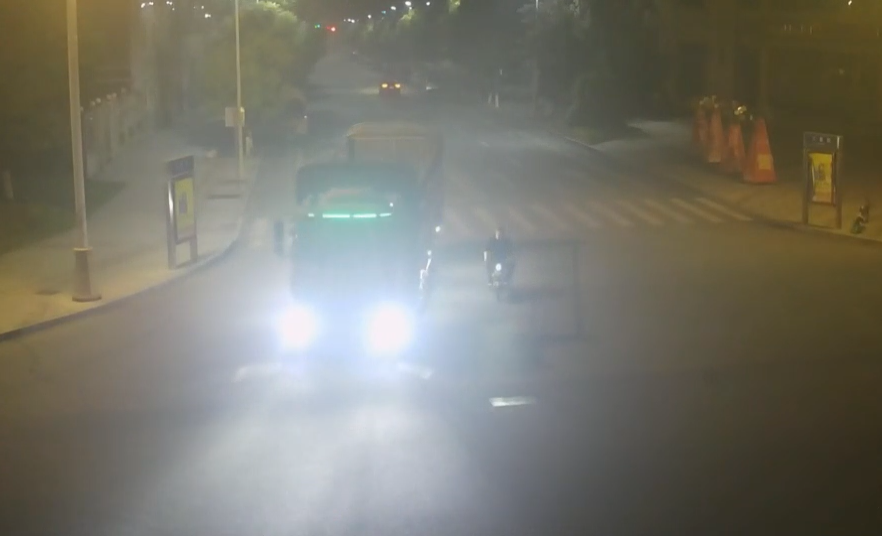 货车司机凌晨等红绿灯时趴方向盘上睡了两小时!交警一查竟是醉驾:刑拘!