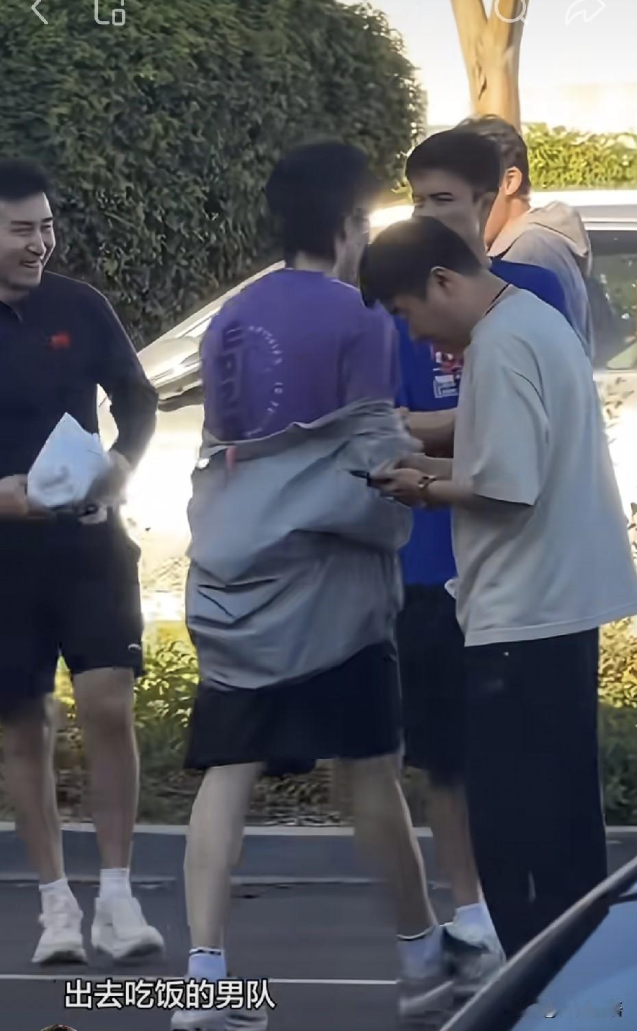 国乒明天就回北京了。
今天的比赛结束后，国乒男队也一起出去吃饭了，在等车的时候，
