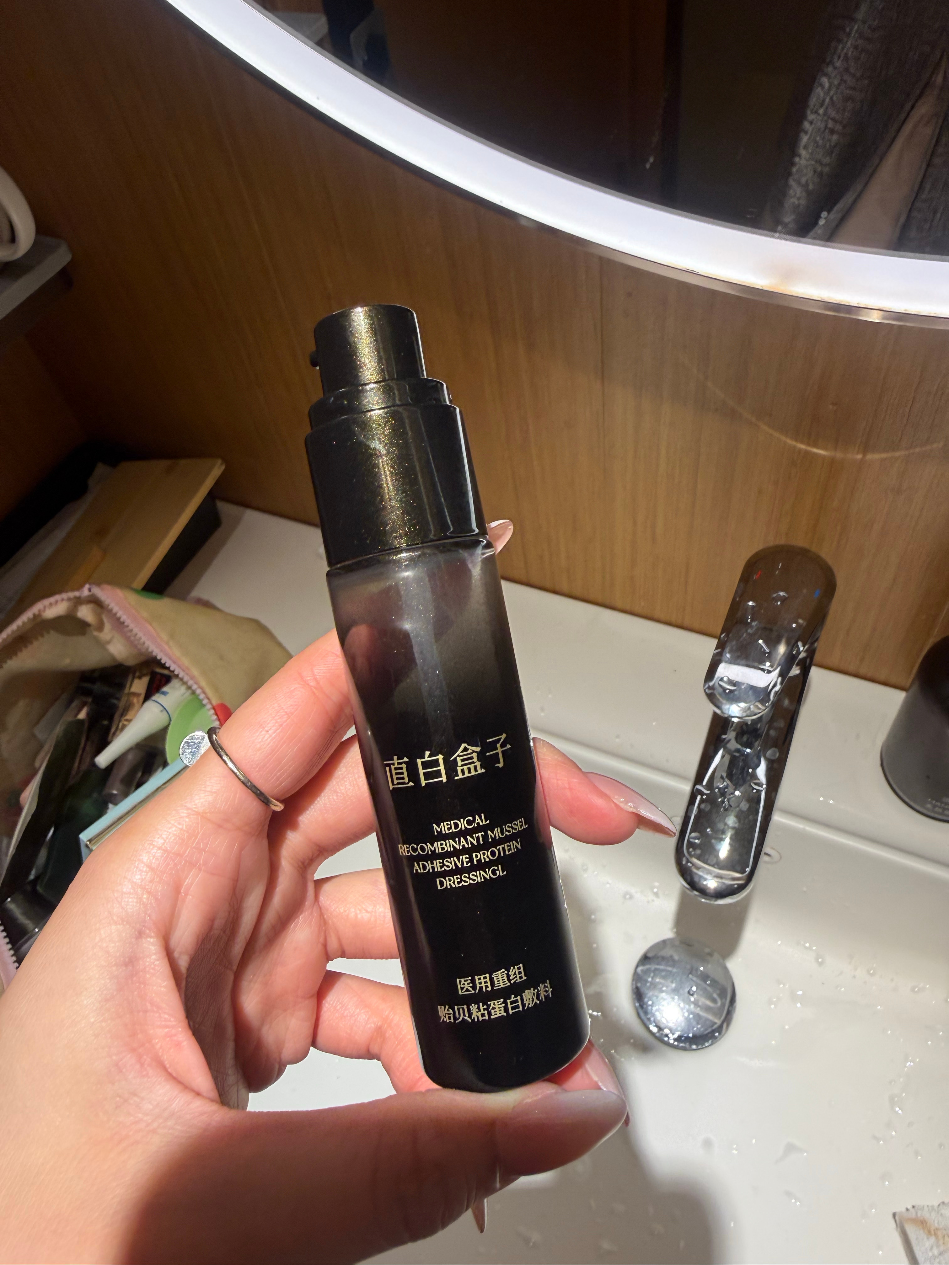 直白盒子这款贻贝黏蛋白的精华十天用光一瓶，这个月已经开三瓶了。可见我们医美皮有多