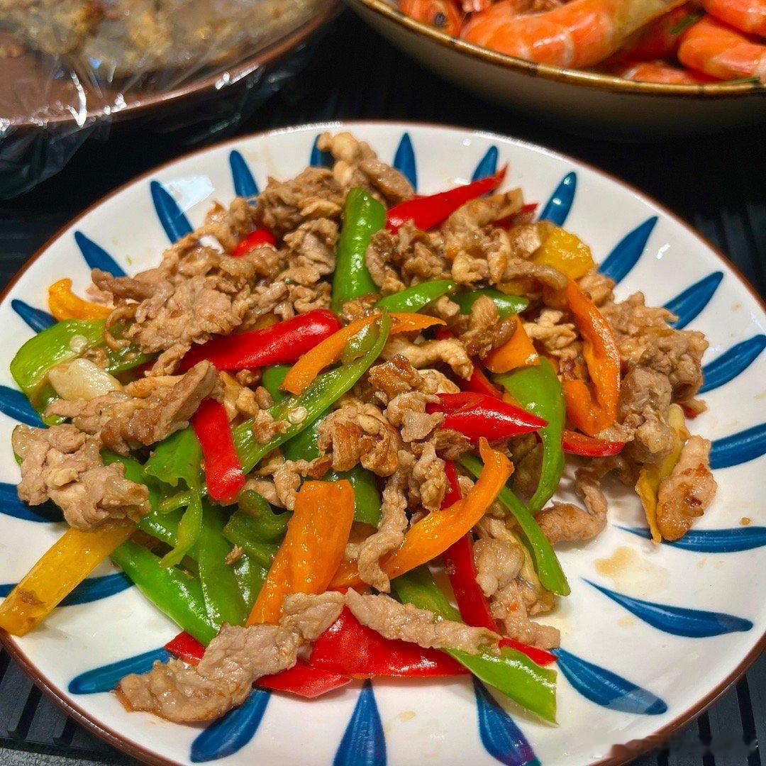 自己种的水果甜椒炒的小炒肉，心理作用感觉比买的好吃哈哈哈哈。吃顿饭一个人喂娃一个