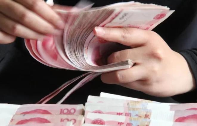 江苏，一老太丈夫去世后，留下50万存款，老太前往银行取了出来。不曾想，几日后，银