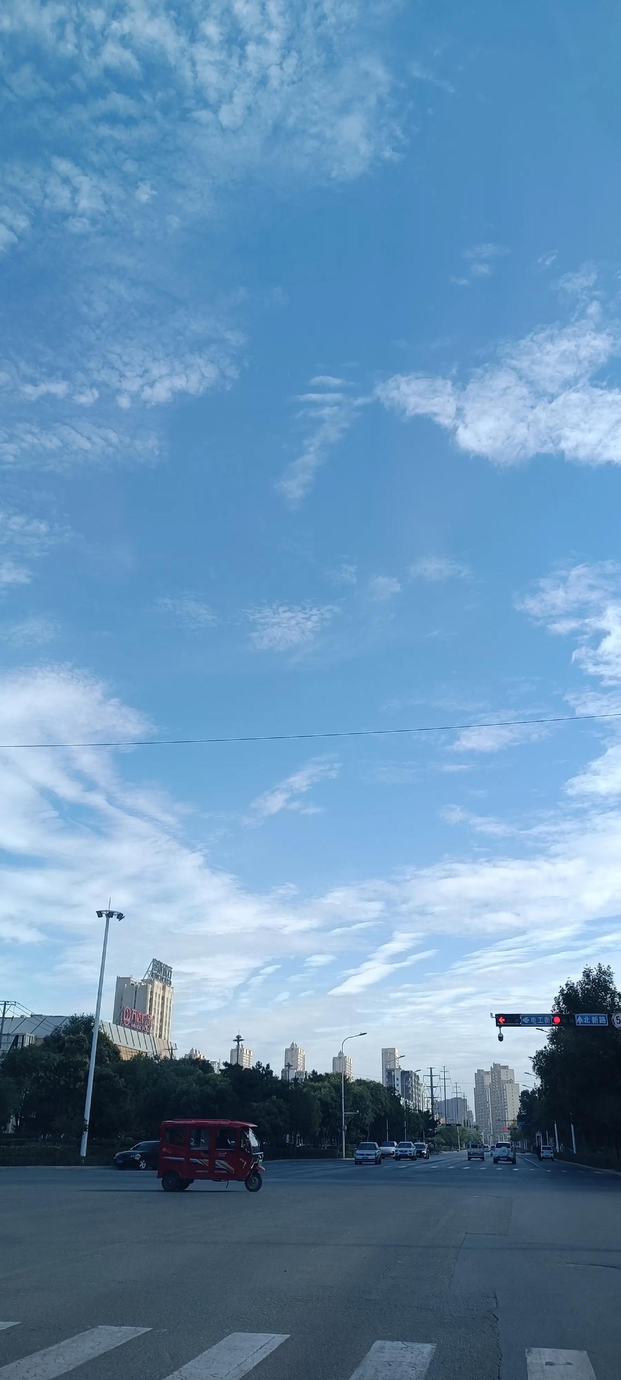 格局决定前途。我来讲个故事，你看是不是这个理儿：三个工人在砌墙，有人过来问：“你