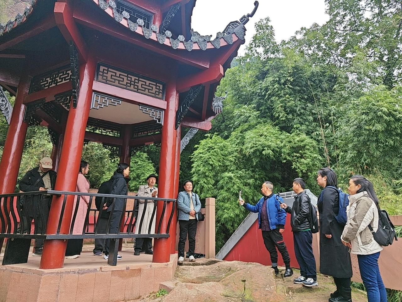 保护文物刻不容缓。乐山夹江千佛岩景区。诸葛亮点将台诸葛亮图石刻。破损不堪。希望当