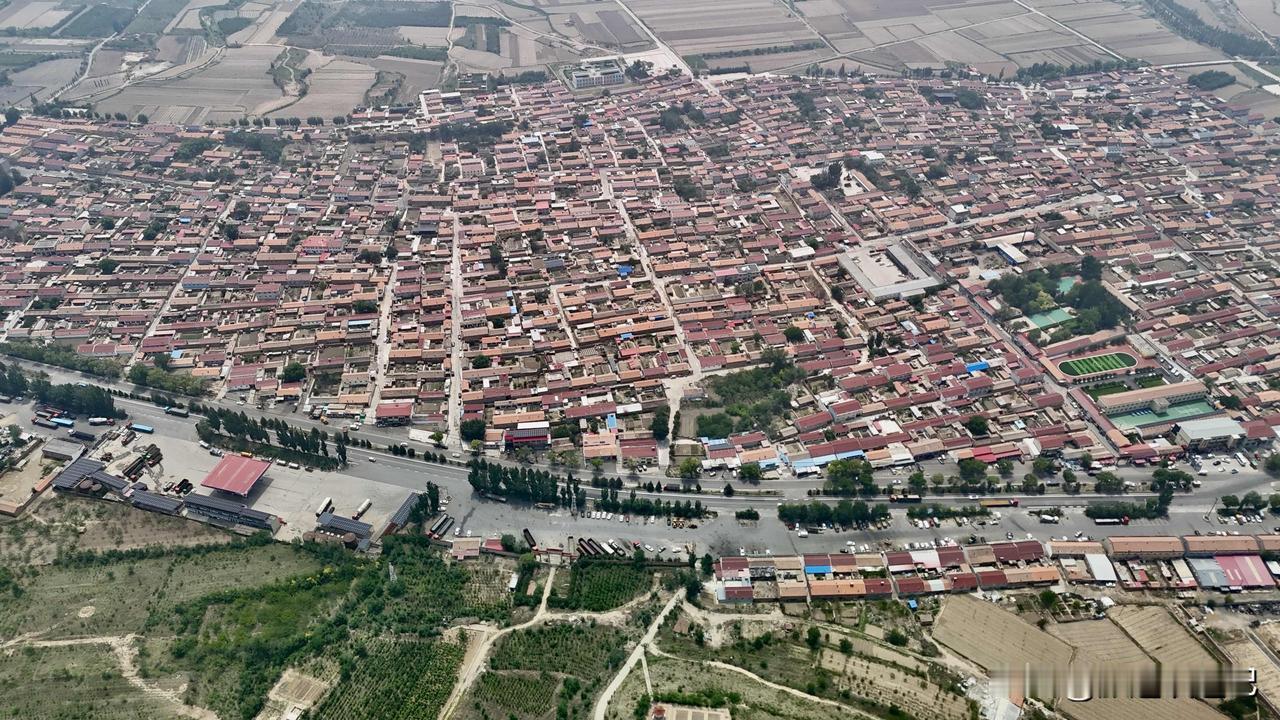 在北京和张家口之间有一个不起眼的小村镇，如今我们走在其中只能感受到静谧宁静，可真