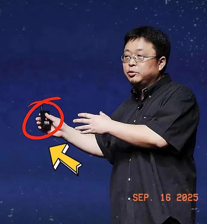 研究了大半天，
终于从罗永浩身上发现一个秘密
！
别看他这个人平时总爱打抱不平