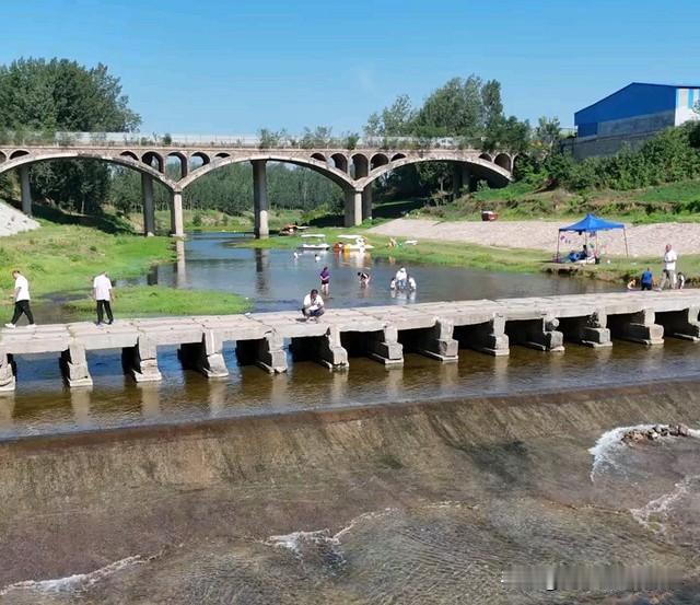 龙泉翠花桥又名龙泉澧河石桥，始建于明代，距今已近600年。桥为青石板平铺结构，共