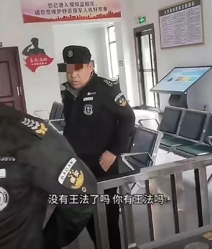 长沙那俩保安火了
但他们现在肯定很后悔
不是因为他们不会玩手机开直播，而是觉得丢