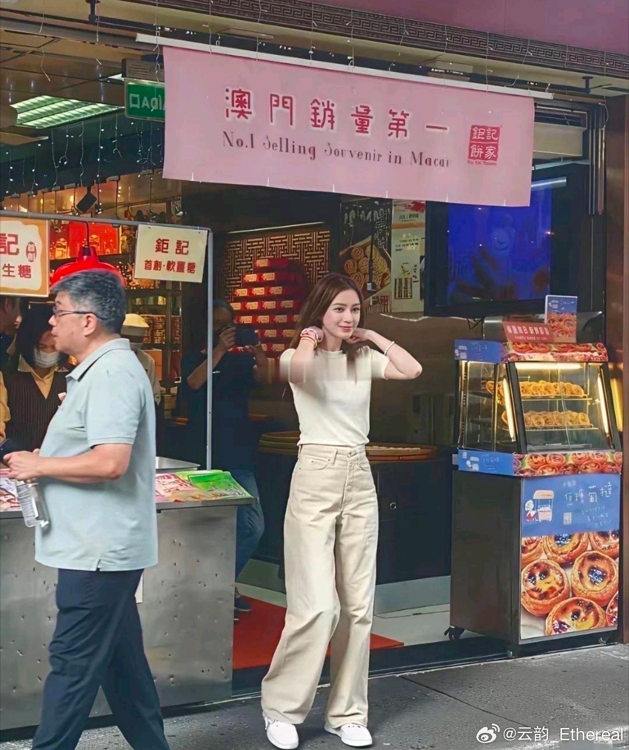 谁懂啊，现实里的女神比电视上还好看，难怪好多人都喜欢她。 ​​​