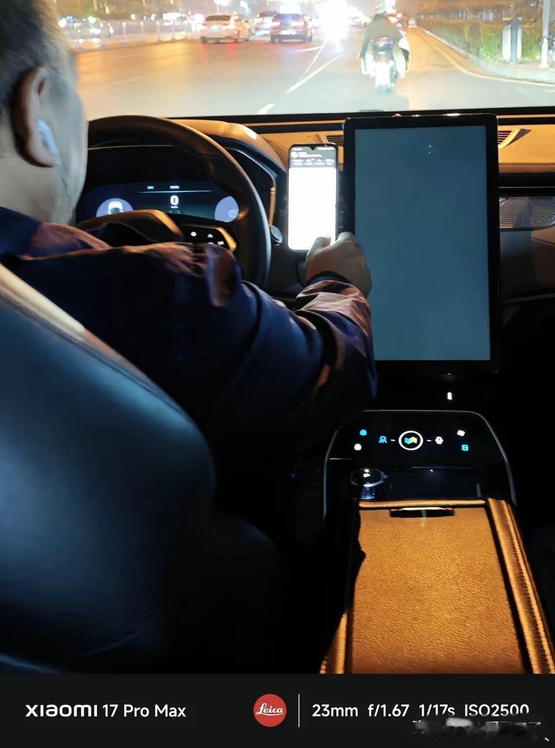 打车打到一辆品牌已经倒闭的车，中控屏都不能用了，LCD屏幕黑屏着，却还通着电…有