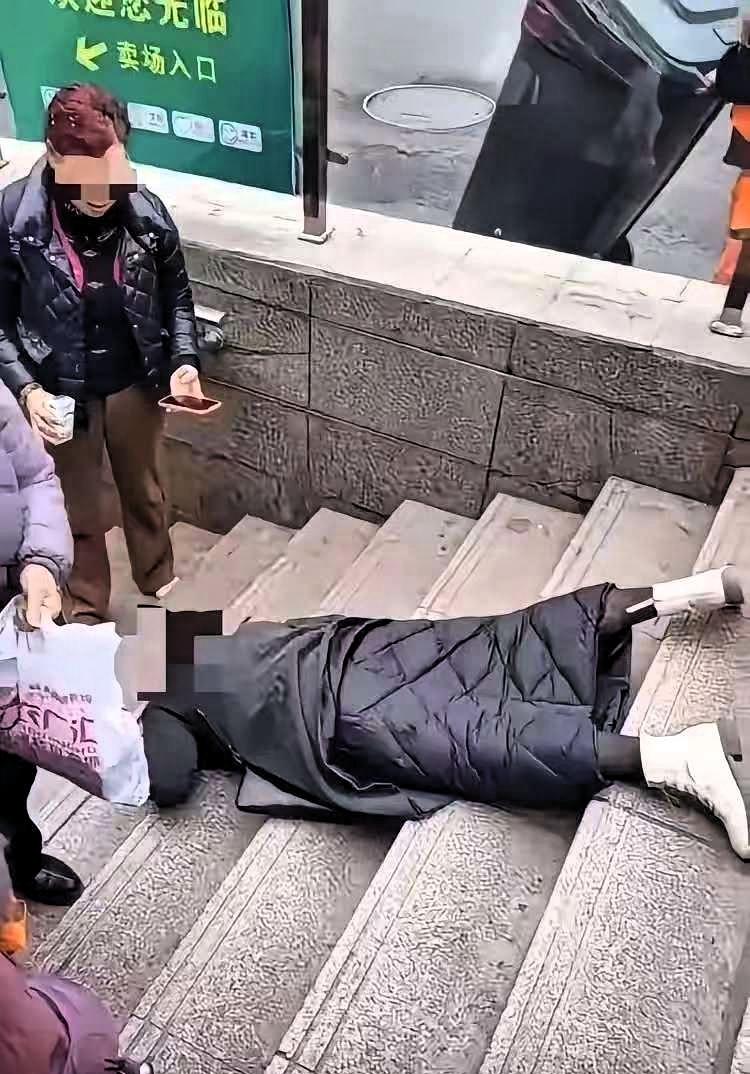 一27岁女子倒在路边台阶，被晨练大爷扶起送医，谁知，医生做完检查，开口一句话，让