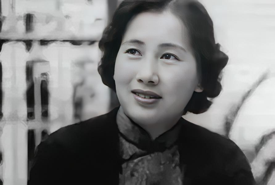 1912年，叶挺被迫娶了童养媳黄春，新婚夜，他被父亲警告：“给我好好圆房，给叶家