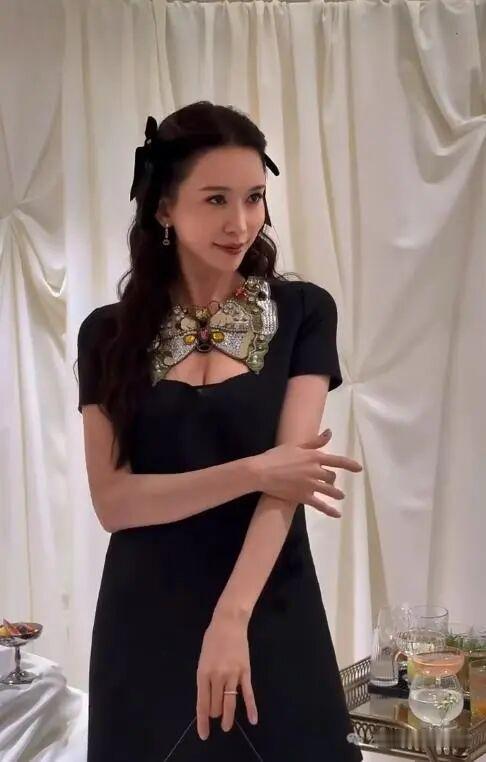 婚后的林志玲参加活动
为什么总是会被网友吐槽
不是因为她婚姻不幸
也不是因为她不