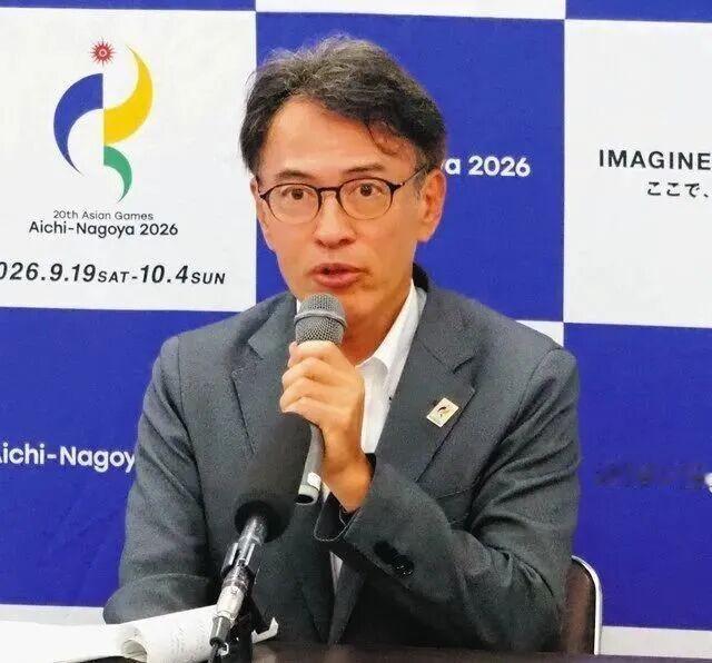 男女运动员被分到同一房间，接运动员前往训练场的汽车迟迟不来。2026 年在日本举