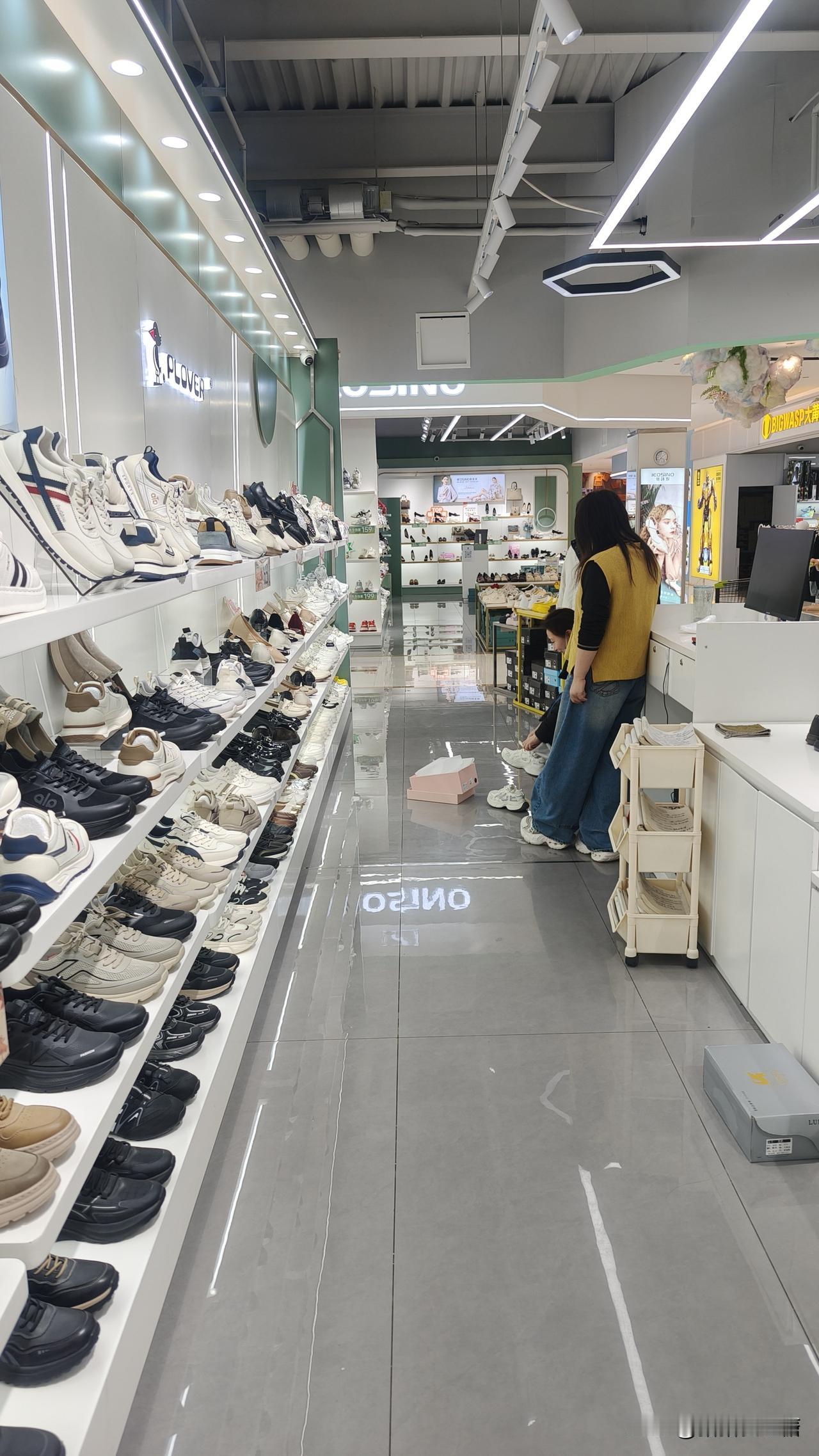 现在的鞋子是真贵，在长庆大街的好又多超市1楼的一家鞋店，随便一双顺眼的鞋都要大几