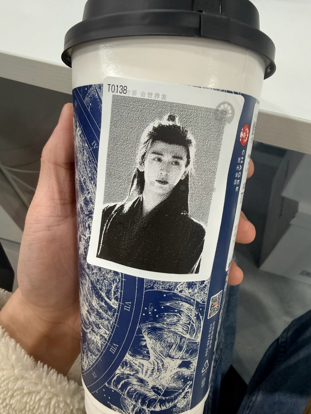 妈呀！最近张凌赫在霸王茶姬火的一塌糊涂，霸王茶姬你还在等什么❓❗️另外都去给我看