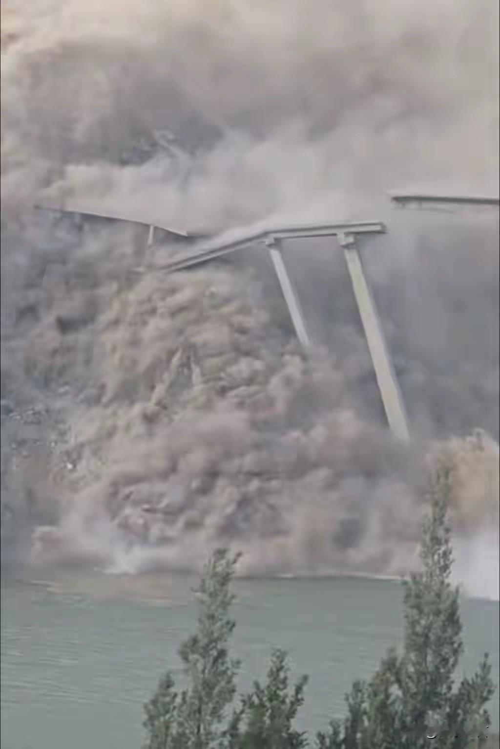 在大自然面前，人类极其渺小，纵是“基建狂魔”也微不足道。
了解川藏地区的地形地质