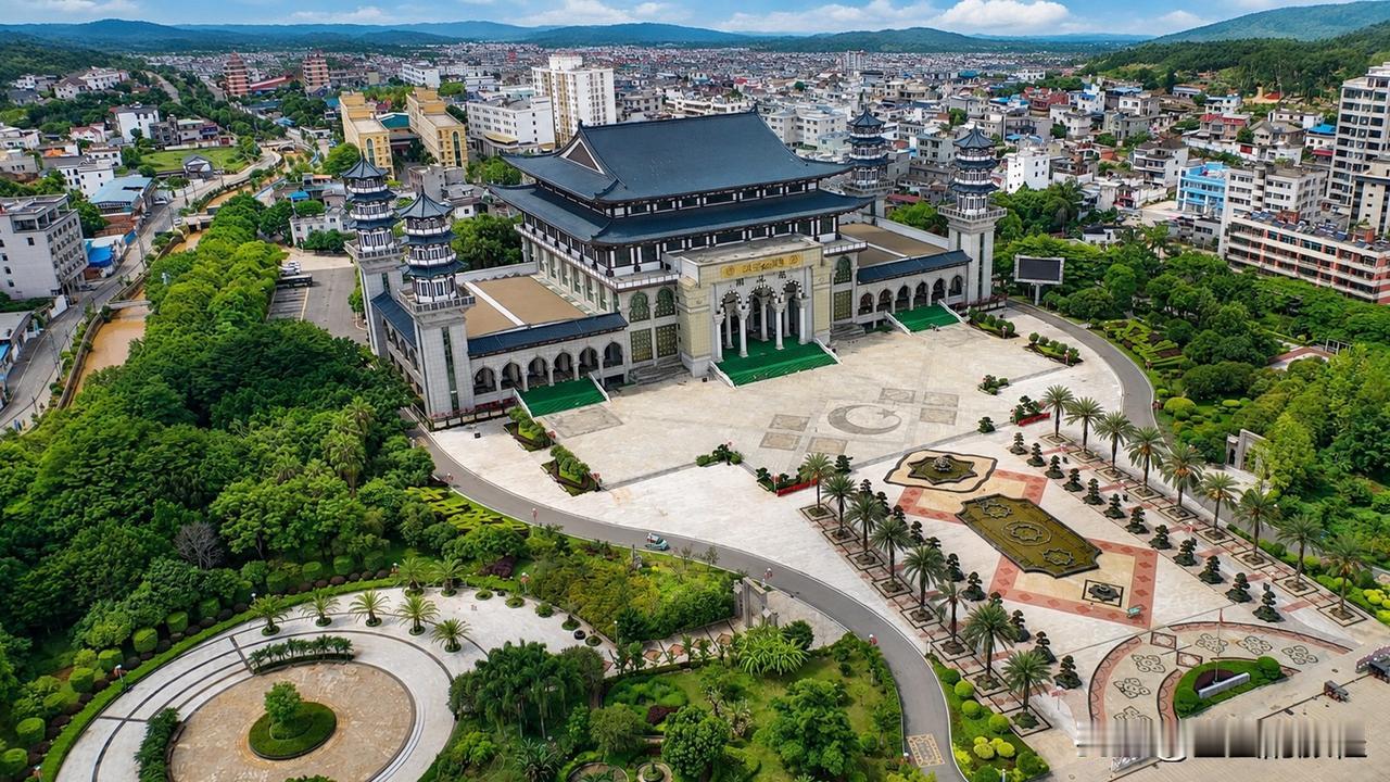 沙甸的大清真寺真是相当宏大，成了当地必打卡的一处景点，附近有很大的停车场，参观清