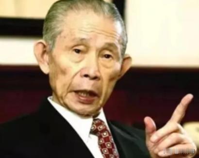 台湾首富王永庆年轻时靠卖米起家，他隔壁的茶叶店生意冷清，王永庆就给老板支了一招：