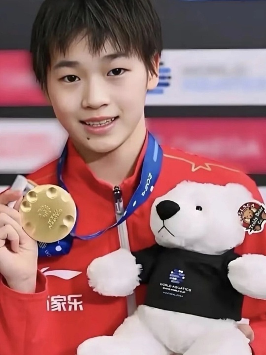 全红婵背后的女性精神力量全红婵身上的女性精神力量，温柔却有千钧之力，是当代女孩最