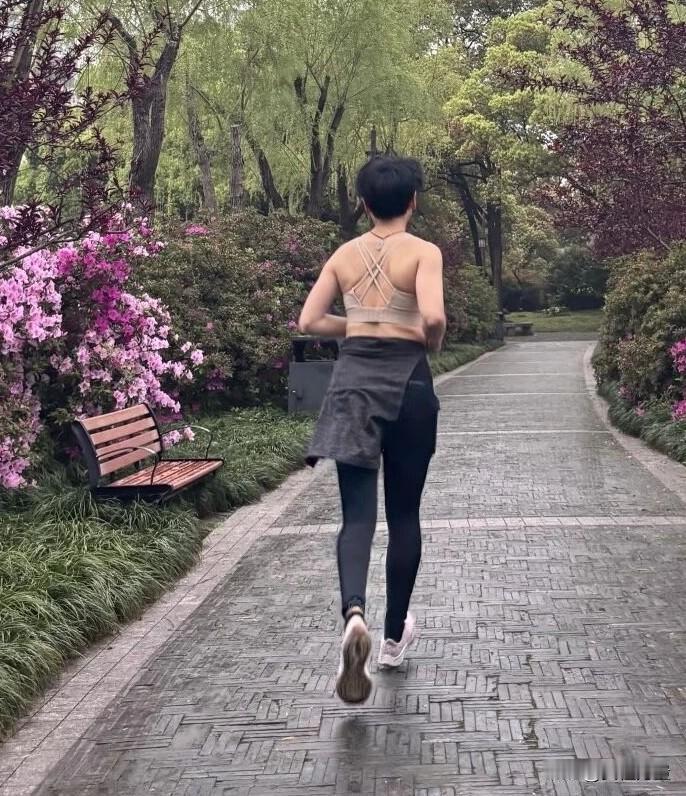 91年阿姨跑步，这身材还行吧！