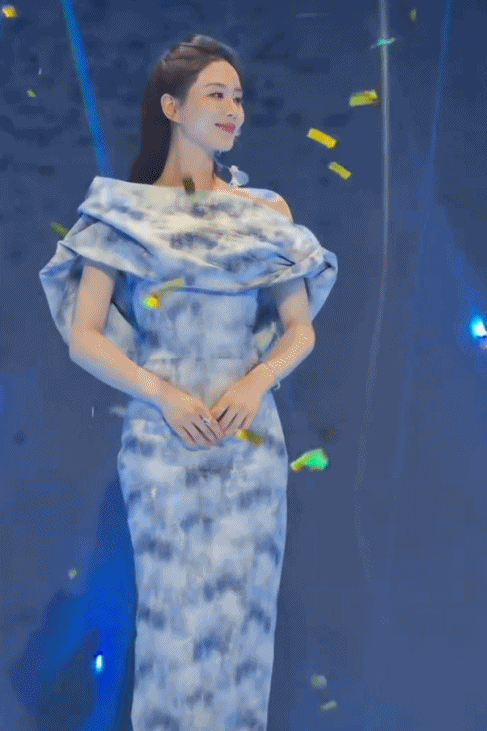 刘诗诗淋了金色彩带雨金色彩带雨中的刘诗诗 这一幕画面实在太过惊艳！水墨风露肩鱼尾