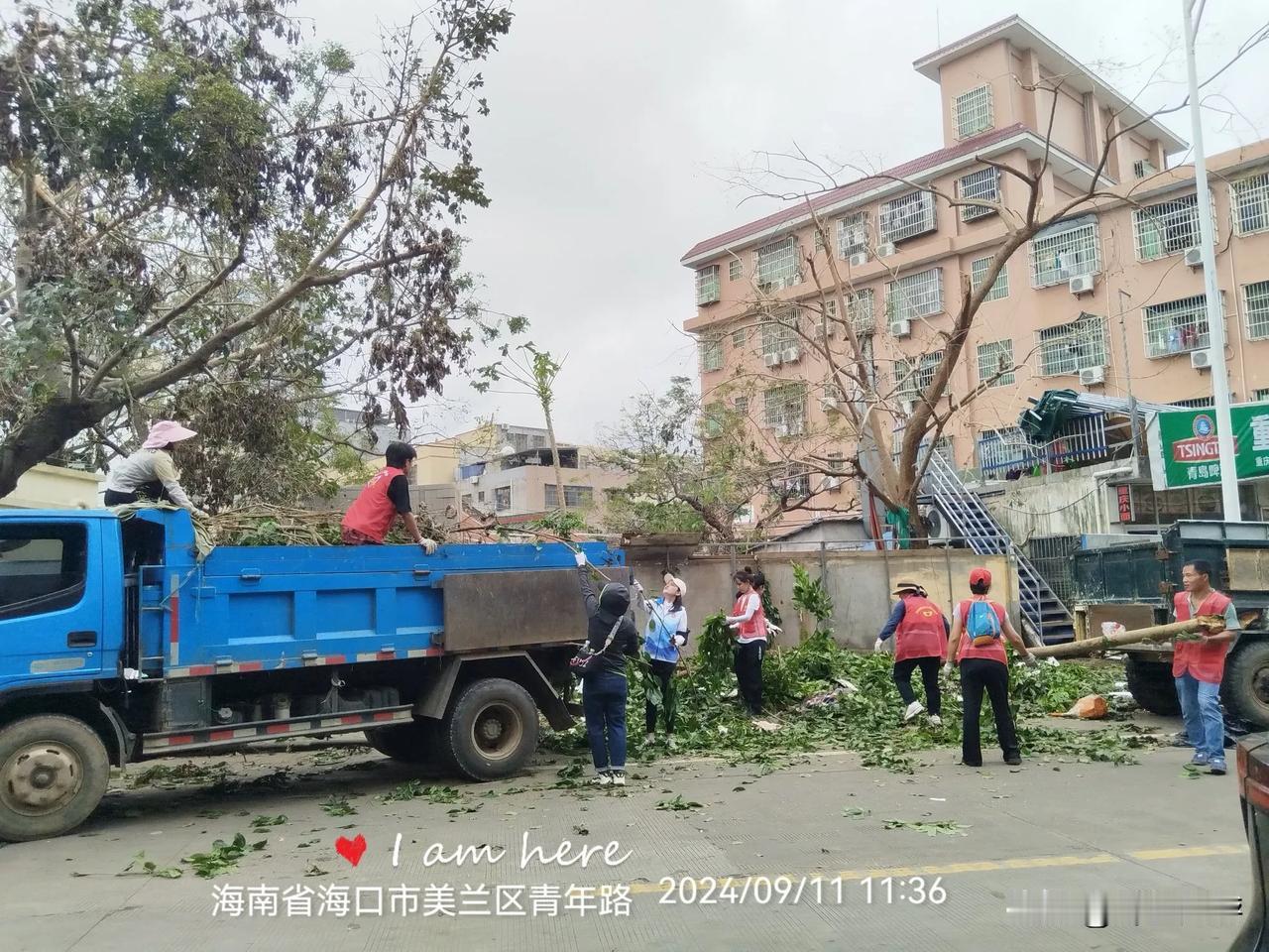 稍纵即逝，瞬间抓拍。
广告牌说“重”，右一帅哥说没关系，右二姐来搭把手……[鼓掌