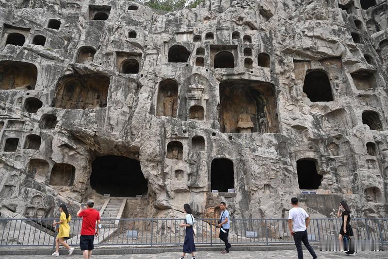 来洛阳这一趟，我可是收获满满。发张龙门石窟的照片，就能证明我到过这千年帝都。
龙