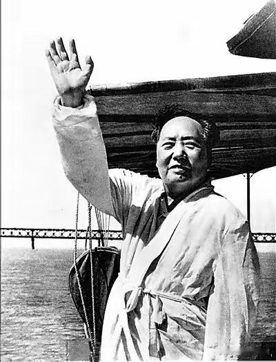 不管风吹浪打，胜似闲庭信步！读懂伟人跨越风雨的豁达格局
 
生活里但凡遇上挫折磨