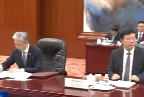 汪文斌  今日陪同会见的汪大使！图3、4为今晚新闻联播镜头