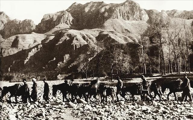 1945年山西老爷岭，一个团长急得跳脚：“司令员，敌人要跑了！”旁边的将军却举着